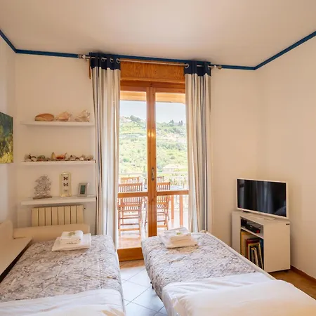 Guesthost - Terrace With Parking & Shared Pool * Bordighera