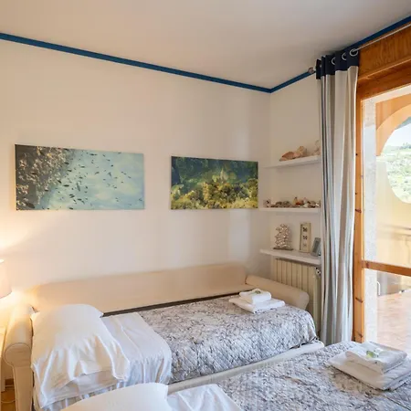 Guesthost - Terrace With Parking & Shared Pool