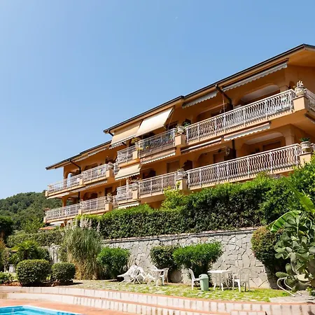 Guesthost - Terrace With Parking & Shared Pool