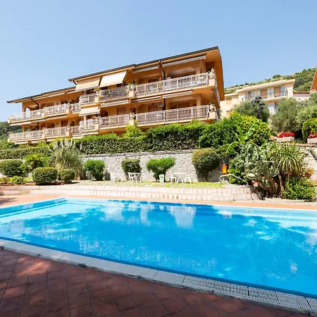 Guesthost - Terrace With Parking & Shared Pool Appartement Bordighera