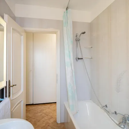 Guesthost - Terrace With Parking & Shared Pool