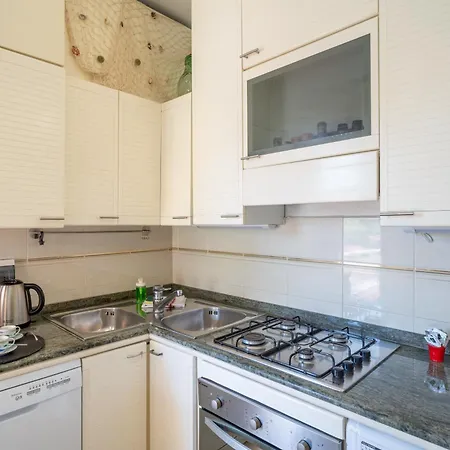 Apartment Guesthost - Terrace With Parking & Shared Pool Bordighera