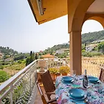 Guesthost - Terrace With Parking & Shared Pool شقة