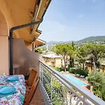 Guesthost - Terrace With Parking & Shared Pool