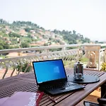 Guesthost - Terrace With Parking & Shared Pool *