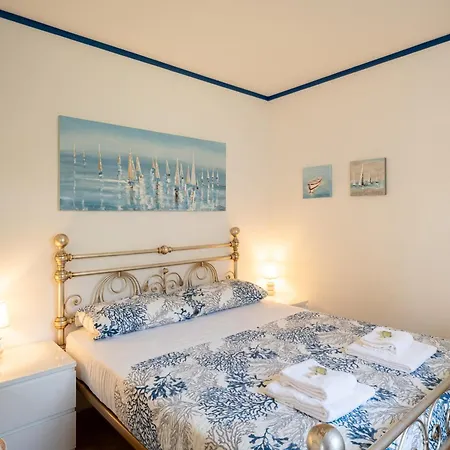 Guesthost - Terrace With Parking & Shared Pool