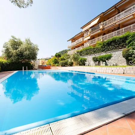 Guesthost - Terrace With Parking & Shared Pool Апартаменты *