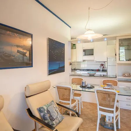 Daire Guesthost - Terrace With Parking & Shared Pool *