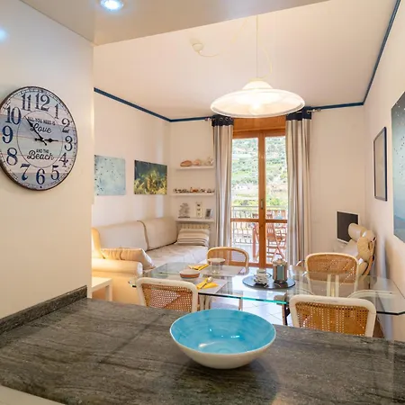 Guesthost - Terrace With Parking & Shared Pool Lägenhet *