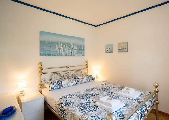 Guesthost - Terrace With Parking & Shared Pool