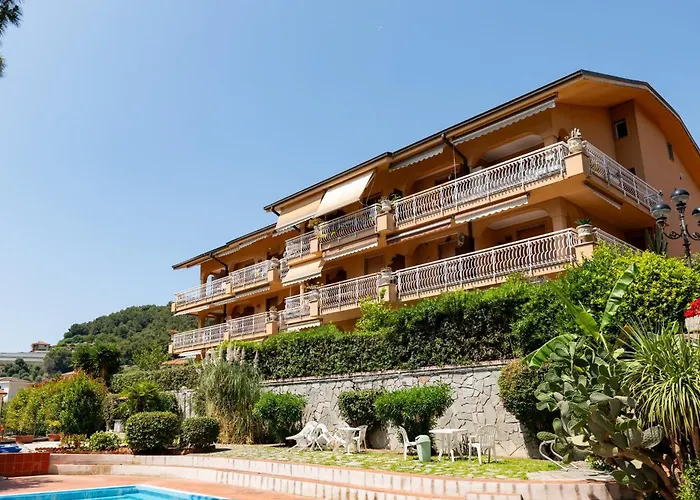 Guesthost - Terrace With Parking & Shared Pool