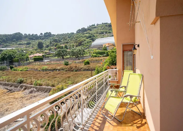 Guesthost - Terrace With Parking & Shared Pool Appartement Bordighera