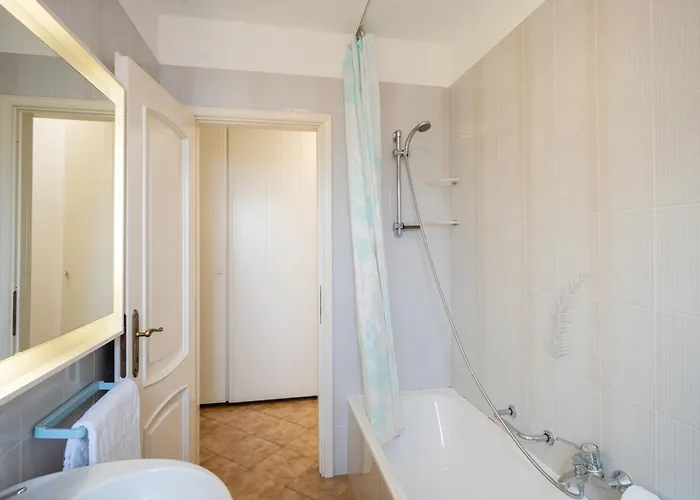 Guesthost - Terrace With Parking & Shared Pool